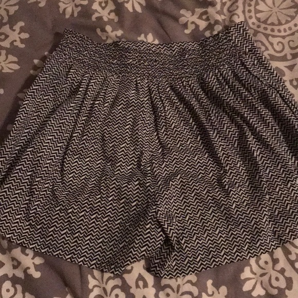 American Eagle Chevron Shorts - Picture 2 of 4